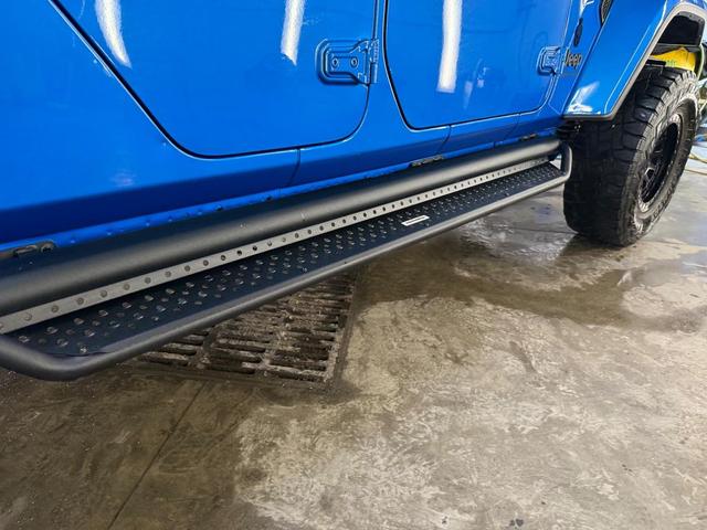 Photo of 2021 Hydro Blue Pearlcoat Jeep Gladiator