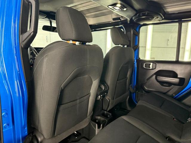 Photo of 2021 Hydro Blue Pearlcoat Jeep Gladiator