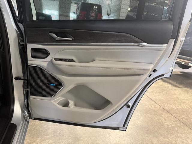 Photo of 2022 Silver Zynith Jeep Grand Cherokee L