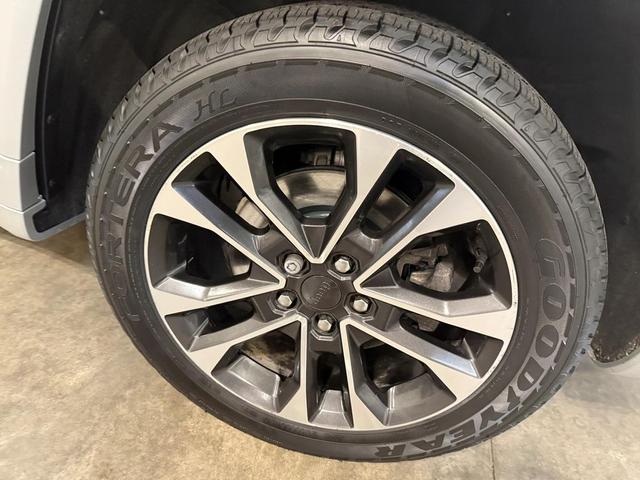 Photo of 2022 Silver Zynith Jeep Grand Cherokee L