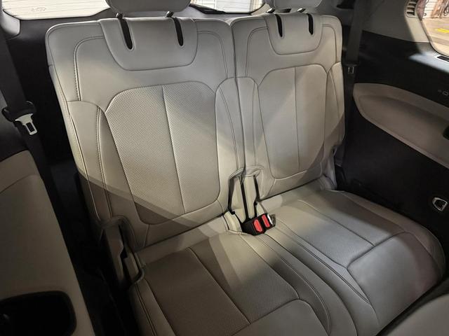 Photo of 2022 Silver Zynith Jeep Grand Cherokee L
