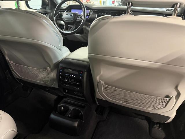 Photo of 2022 Silver Zynith Jeep Grand Cherokee L