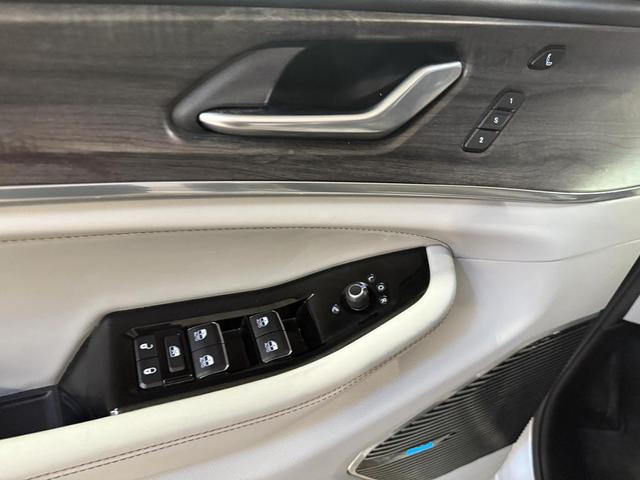 Photo of 2022 Silver Zynith Jeep Grand Cherokee L