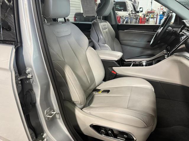 Photo of 2022 Silver Zynith Jeep Grand Cherokee L