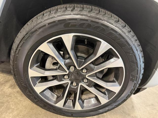 Photo of 2022 Silver Zynith Jeep Grand Cherokee L
