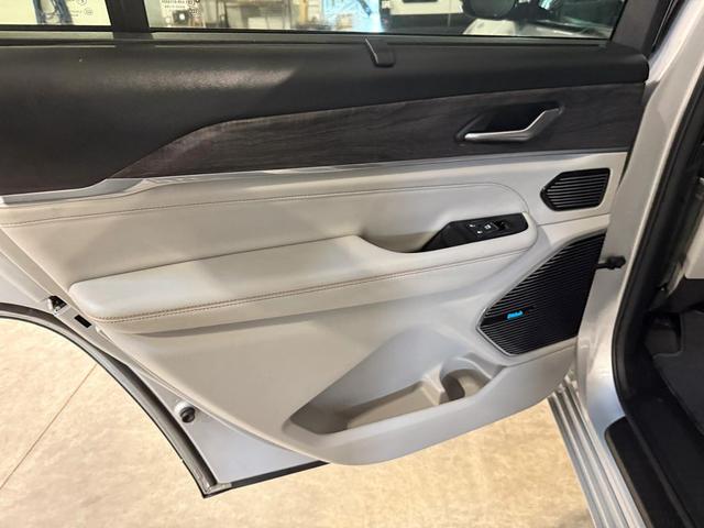 Photo of 2022 Silver Zynith Jeep Grand Cherokee L
