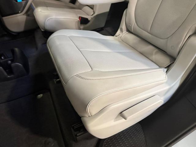 Photo of 2022 Silver Zynith Jeep Grand Cherokee L