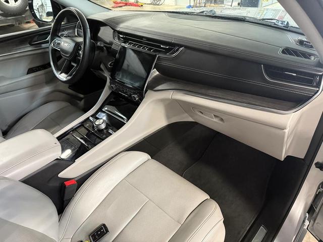 Photo of 2022 Silver Zynith Jeep Grand Cherokee L
