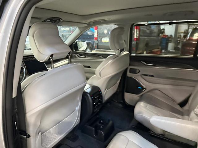 Photo of 2022 Silver Zynith Jeep Grand Cherokee L
