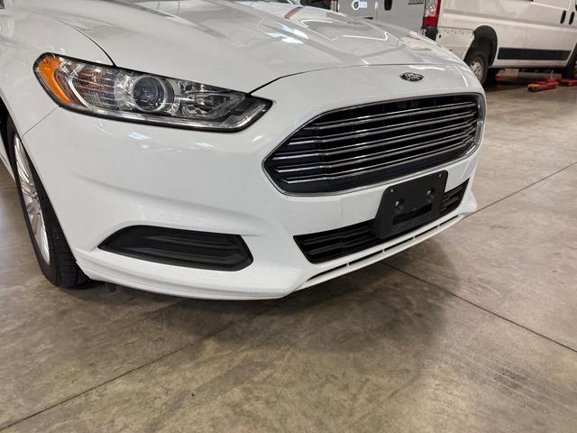 Photo of 2015 White Ford Fusion Hybrid