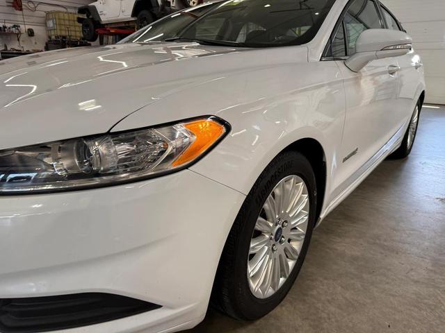 Photo of 2015 White Ford Fusion Hybrid