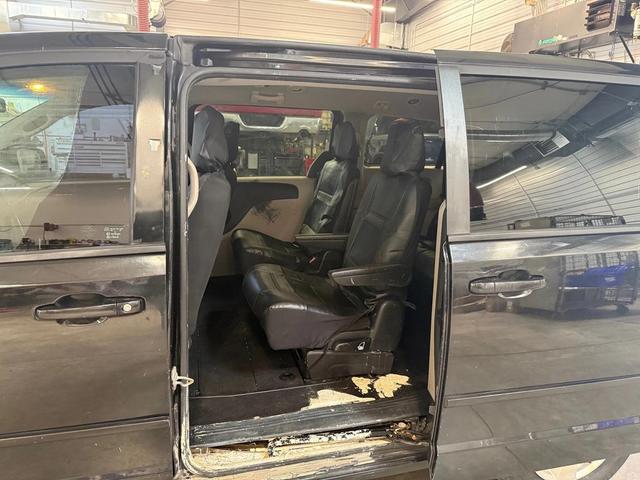 Photo of 2013 Brilliant Black Crystal Pearlcoat Dodge Grand Caravan