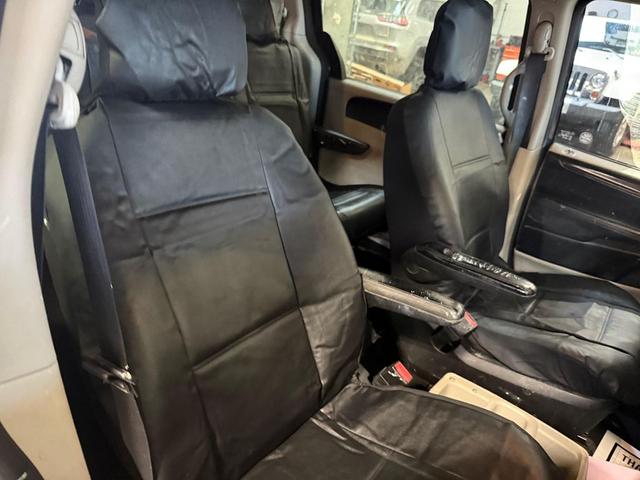 Photo of 2013 Brilliant Black Crystal Pearlcoat Dodge Grand Caravan