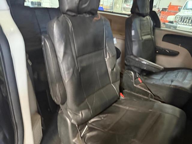 Photo of 2013 Brilliant Black Crystal Pearlcoat Dodge Grand Caravan