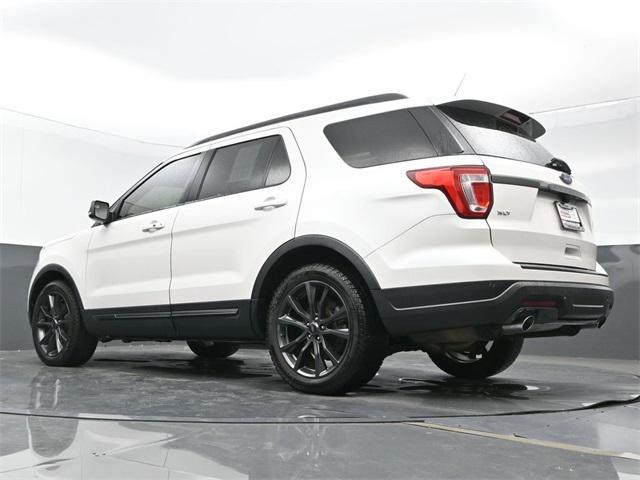 Photo of 2018 White Platinum Clearcoat Metallic Ford Explorer