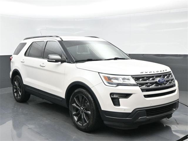 Photo of 2018 White Platinum Clearcoat Metallic Ford Explorer