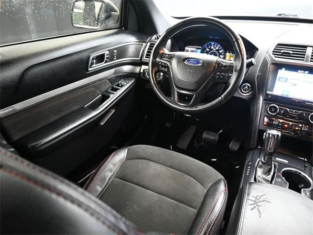 Photo of 2018 White Platinum Clearcoat Metallic Ford Explorer