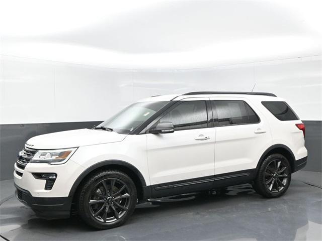 Photo of 2018 White Platinum Clearcoat Metallic Ford Explorer