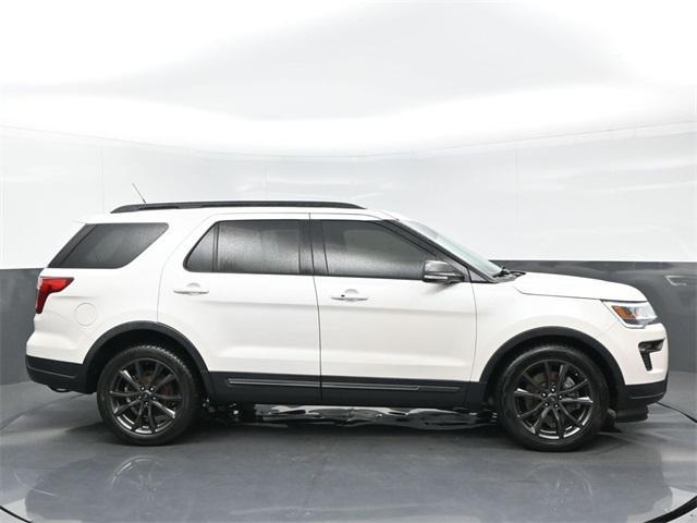 Photo of 2018 White Platinum Clearcoat Metallic Ford Explorer