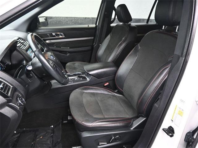 Photo of 2018 White Platinum Clearcoat Metallic Ford Explorer