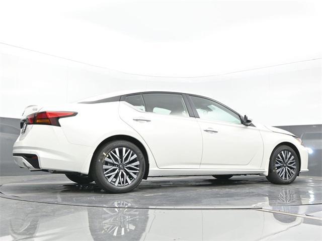 Photo of 2025 Pearl White Tricoat Nissan Altima