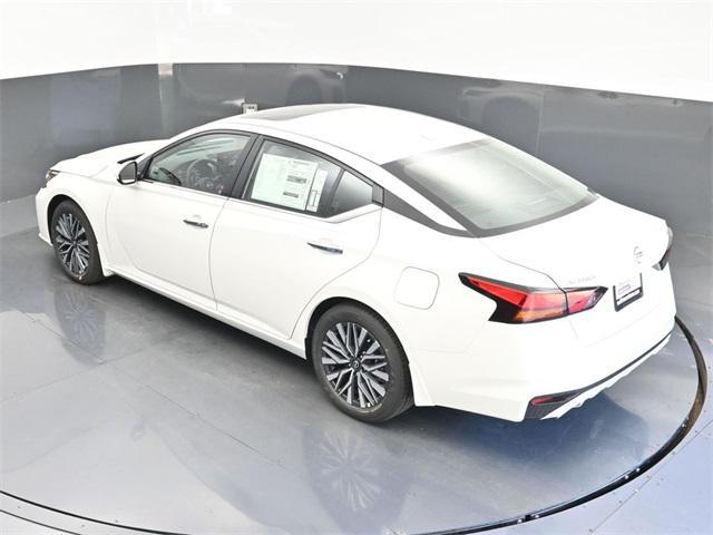 Photo of 2025 Pearl White Tricoat Nissan Altima