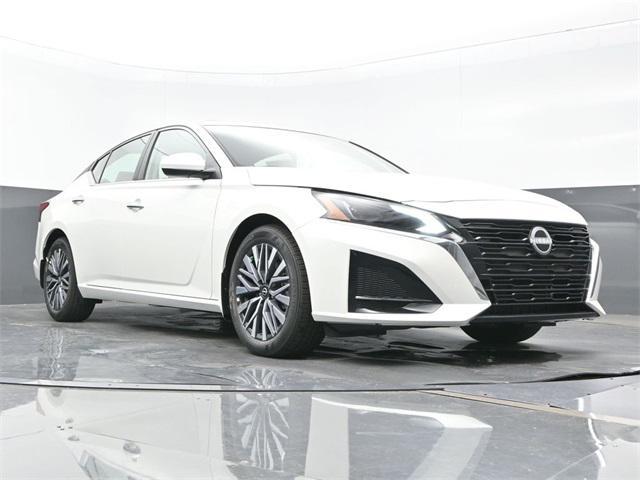 Photo of 2025 Pearl White Tricoat Nissan Altima