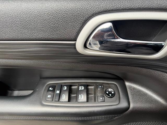 Photo of 2021 Bright White Clearcoat Jeep Grand Cherokee