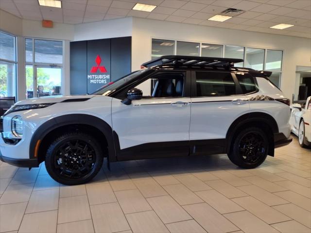 Photo of 2025 White Diamond With Black Roof Mitsubishi Outlander