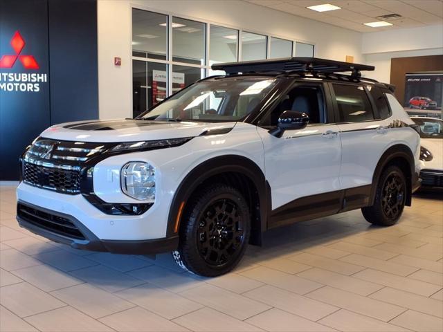 Photo of 2025 White Diamond With Black Roof Mitsubishi Outlander