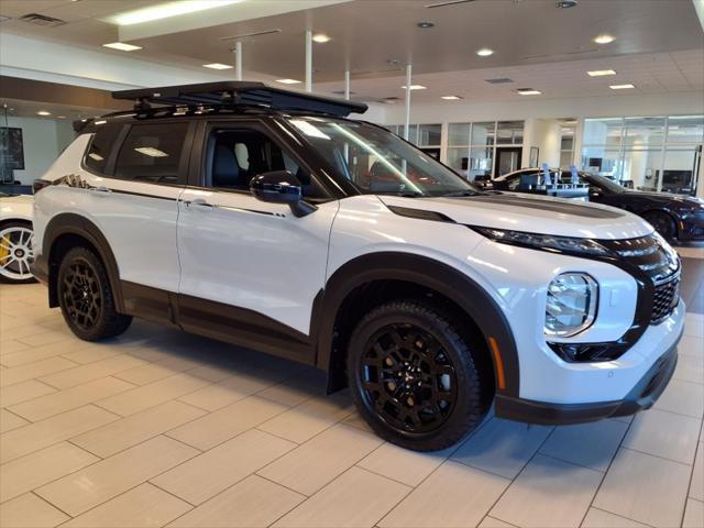Photo of 2025 White Diamond With Black Roof Mitsubishi Outlander