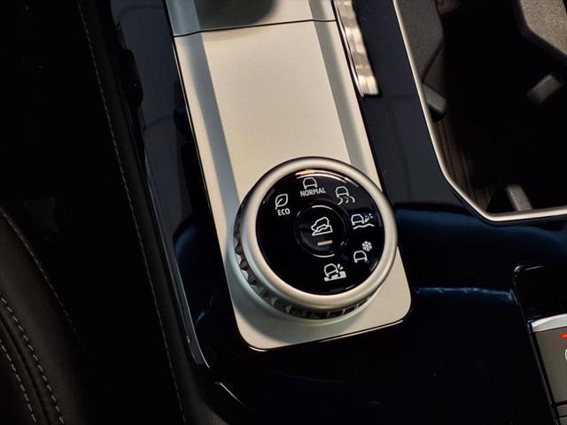 Photo of 2025 White Diamond With Black Roof Mitsubishi Outlander