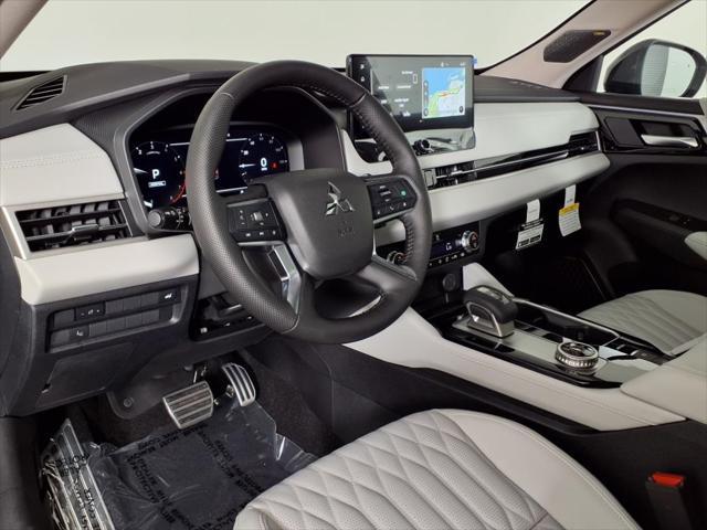 Photo of 2025 Black Diamond With Alloy Silver Roof Mitsubishi Outlander