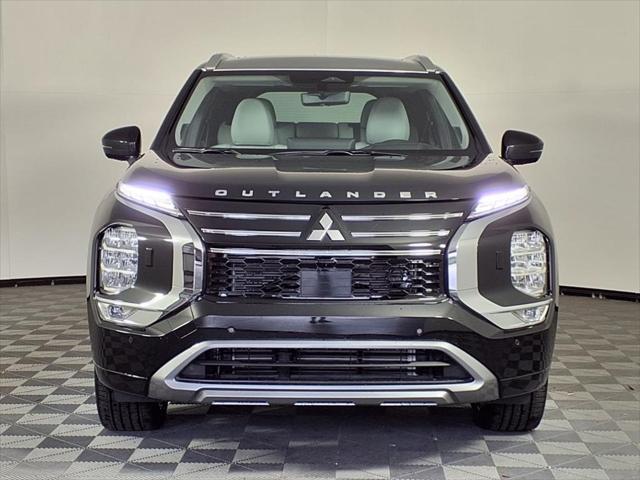 Photo of 2025 Black Diamond With Alloy Silver Roof Mitsubishi Outlander