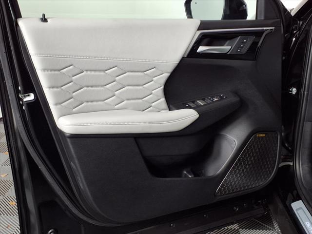 Photo of 2025 Black Diamond With Alloy Silver Roof Mitsubishi Outlander