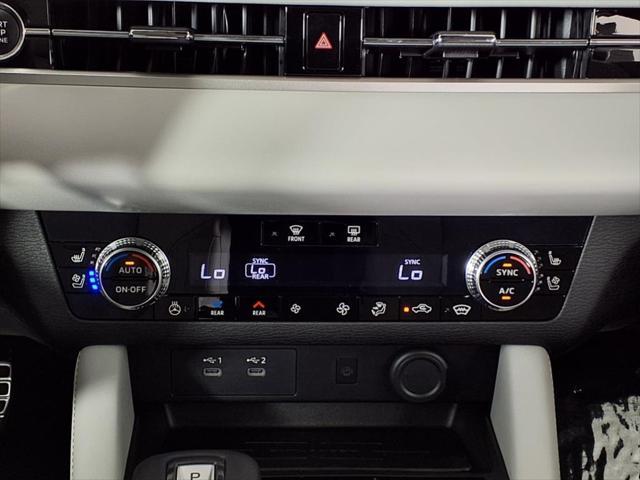 Photo of 2025 Black Diamond With Alloy Silver Roof Mitsubishi Outlander
