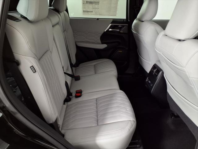 Photo of 2025 Black Diamond With Alloy Silver Roof Mitsubishi Outlander