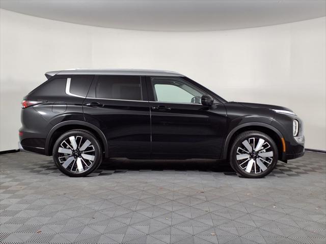 Photo of 2025 Black Diamond With Alloy Silver Roof Mitsubishi Outlander