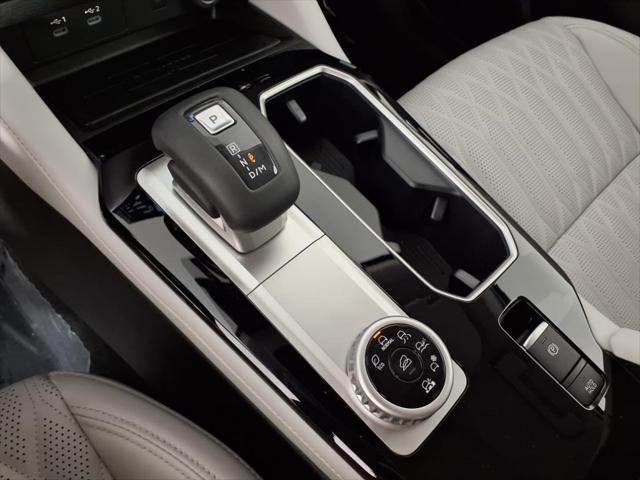 Photo of 2025 Black Diamond With Alloy Silver Roof Mitsubishi Outlander