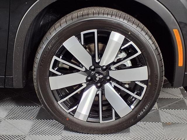 Photo of 2025 Black Diamond With Alloy Silver Roof Mitsubishi Outlander