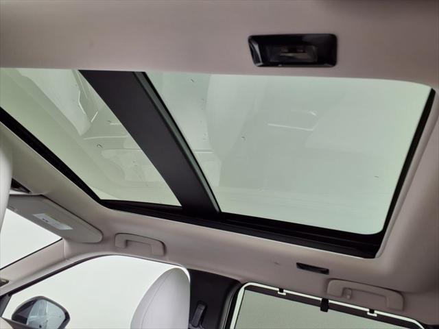 Photo of 2025 Black Diamond With Alloy Silver Roof Mitsubishi Outlander