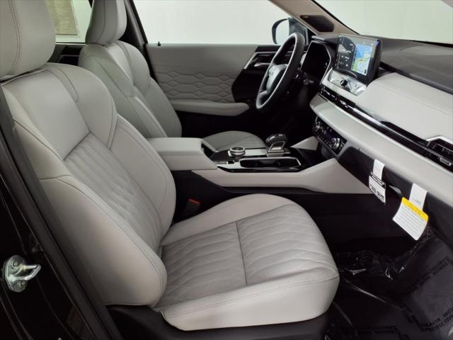 Photo of 2025 Black Diamond With Alloy Silver Roof Mitsubishi Outlander