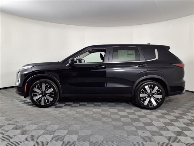 Photo of 2025 Labrador Black Pearl Mitsubishi Outlander