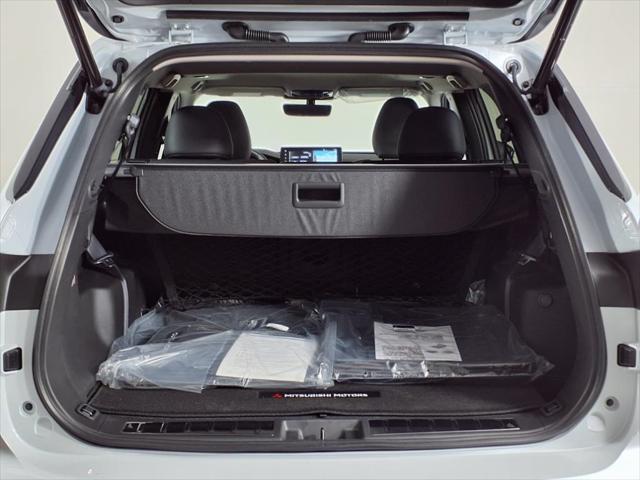 Photo of 2025 White Diamond Mitsubishi Outlander