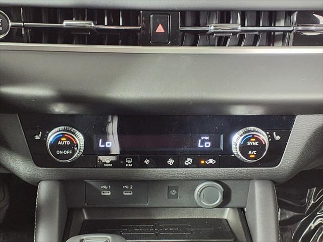Photo of 2025 White Diamond Mitsubishi Outlander