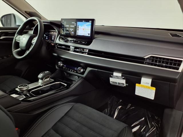 Photo of 2025 White Diamond Mitsubishi Outlander