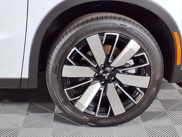 Photo of 2025 White Diamond Mitsubishi Outlander