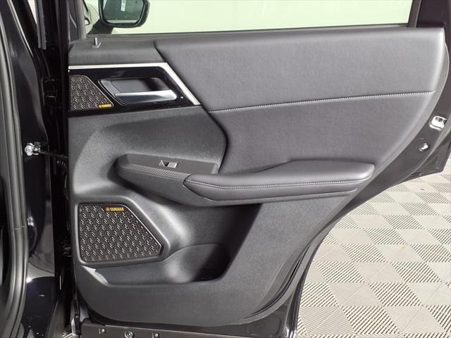 Photo of 2025 Labrador Black Pearl Mitsubishi Outlander