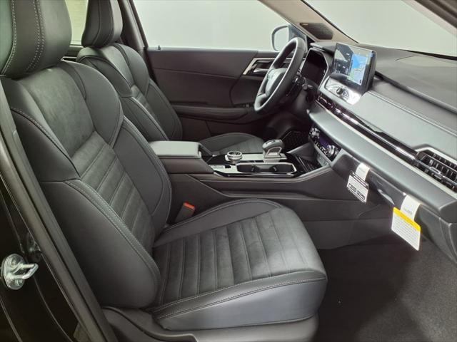 Photo of 2025 Labrador Black Pearl Mitsubishi Outlander