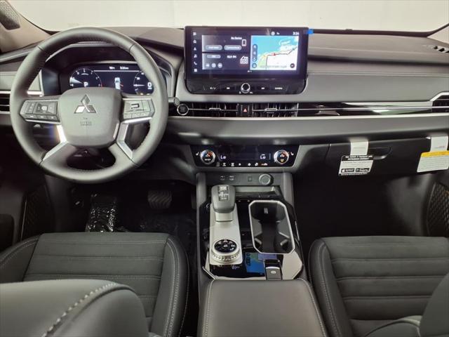 Photo of 2025 Labrador Black Pearl Mitsubishi Outlander